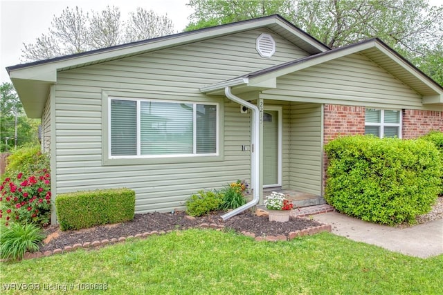 view of front of home featuring a front lawn
