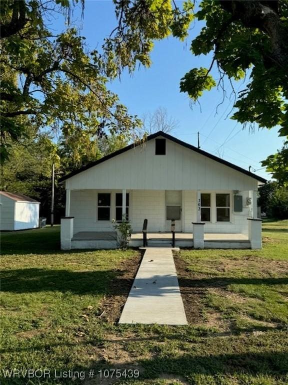 view of front of house featuring a porch and a front yard