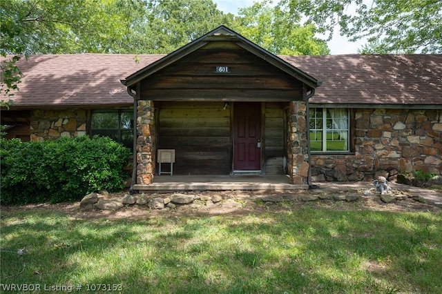 view of front facade with a front yard