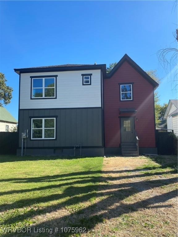 view of front of home featuring a front yard