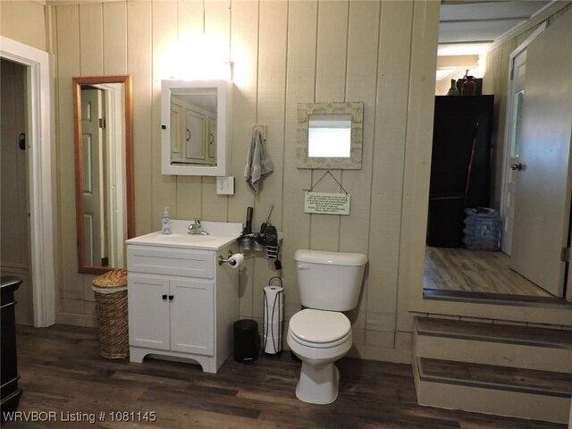 19108 Canova Trl, Mountainburg, AR 72946 - bedroom featuring wood finished floors and a closet