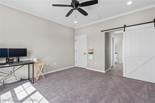 carpeted office featuring visible vents, ceiling fan, baseboards, a barn door, and ornamental molding