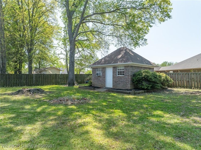 view of yard featuring a fenced backyard, an outdoor structure, and cooling unit