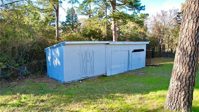 view of outdoor structure with a yard