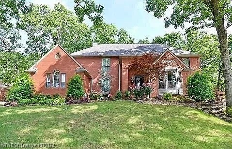 view of front of home featuring a front yard