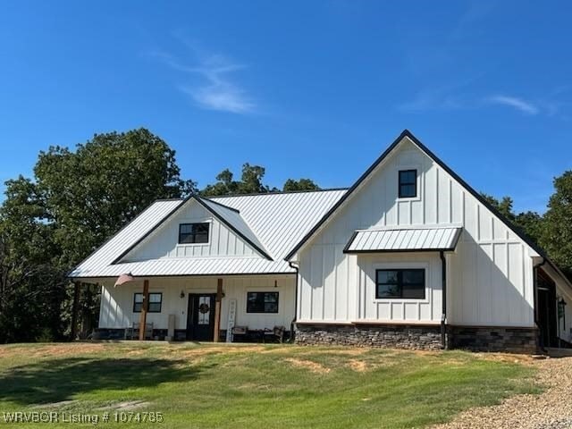 view of front of house featuring a front lawn and covered porch