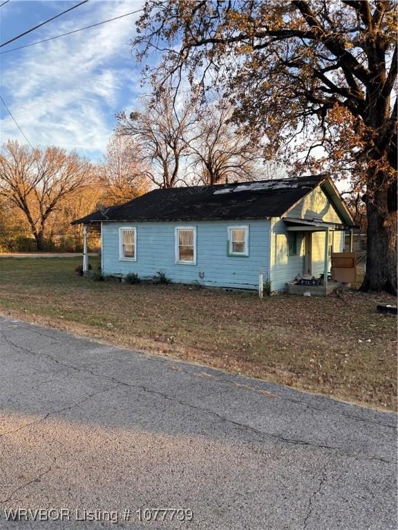 view of side of property featuring a lawn