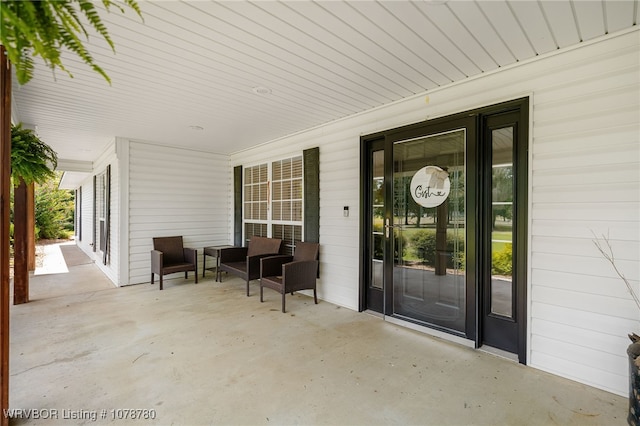 property entrance featuring a porch