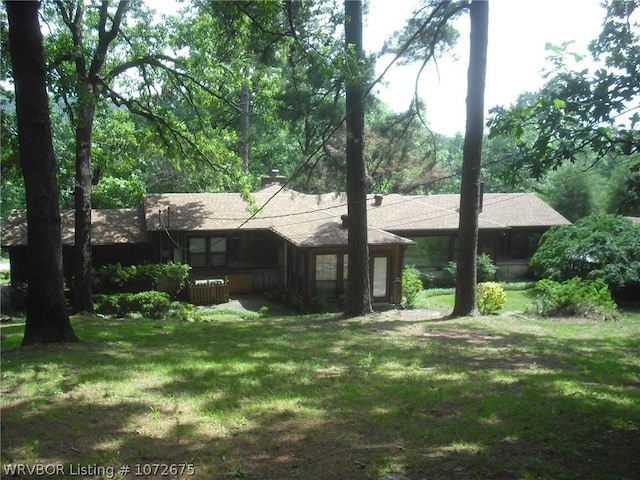 view of front of home with a front lawn