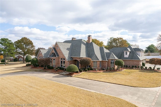 view of front facade featuring a front lawn