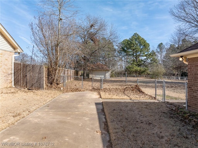 view of yard featuring a patio