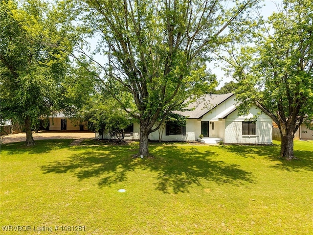 8901 Royal Ridge Dr, Fort Smith, AR 72903 - view of front facade with a front yard