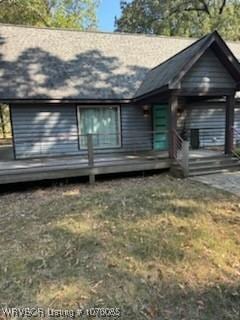 view of front facade with a front lawn