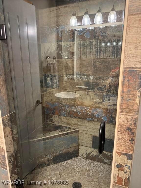 185 Susie Ln, Mena, AR 71953 - bathroom featuring a tile shower