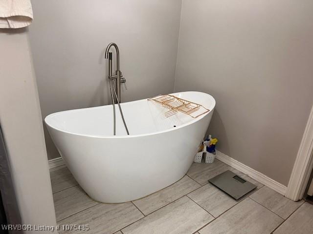 bathroom featuring a washtub