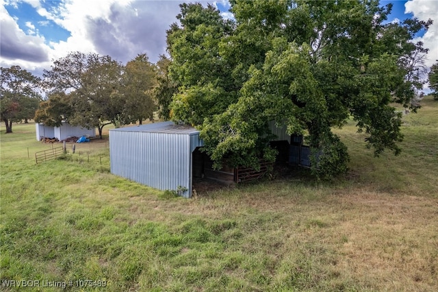 view of yard featuring an outdoor structure