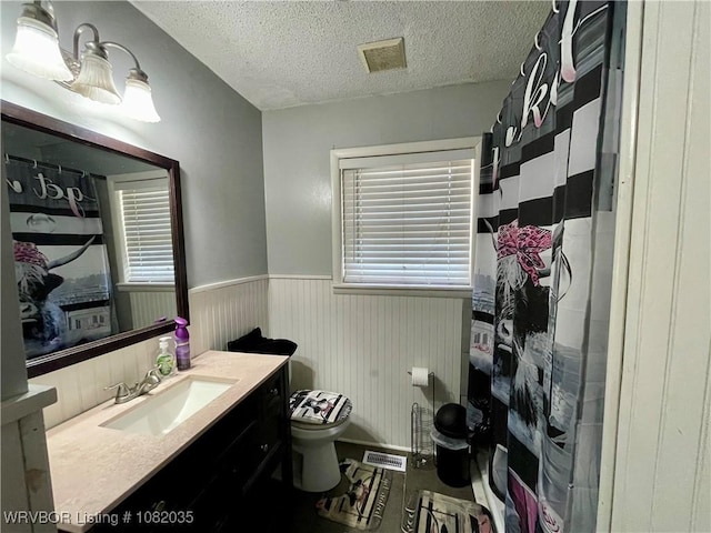 2119 55th Pl, Fort Smith, AR 72904 - bathroom featuring a wainscoted wall, vanity, a textured ceiling, and a shower with curtain