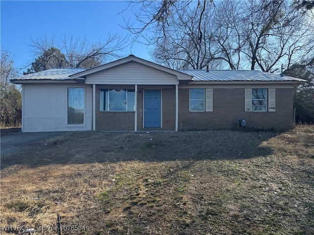 single story home featuring a front yard