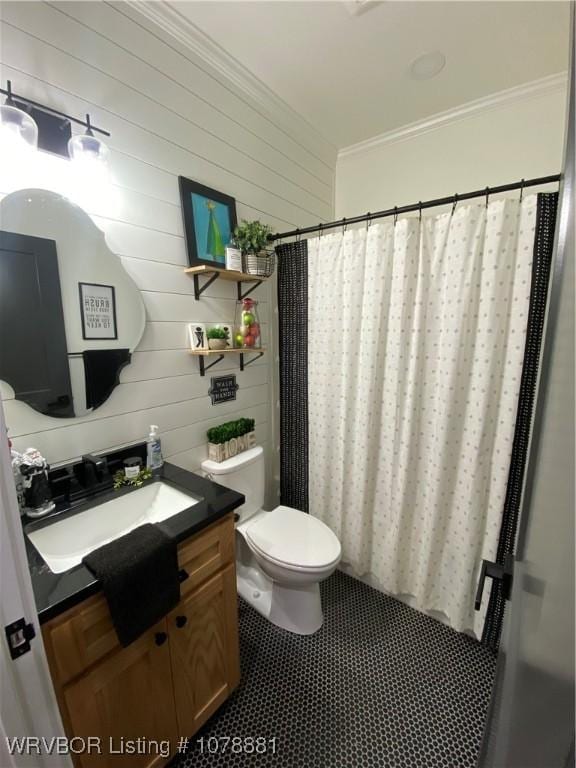 bathroom with a shower with curtain, ornamental molding, toilet, and vanity