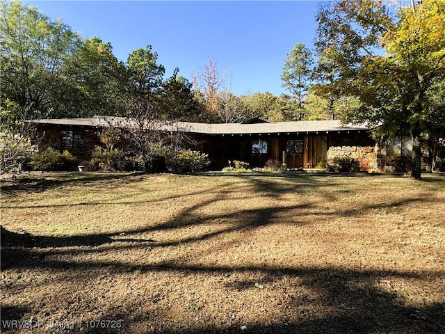 exterior space featuring a front yard