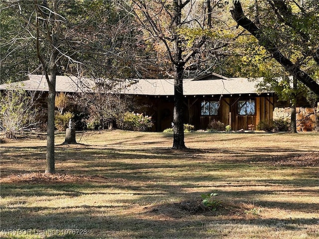 view of front of home with a front lawn