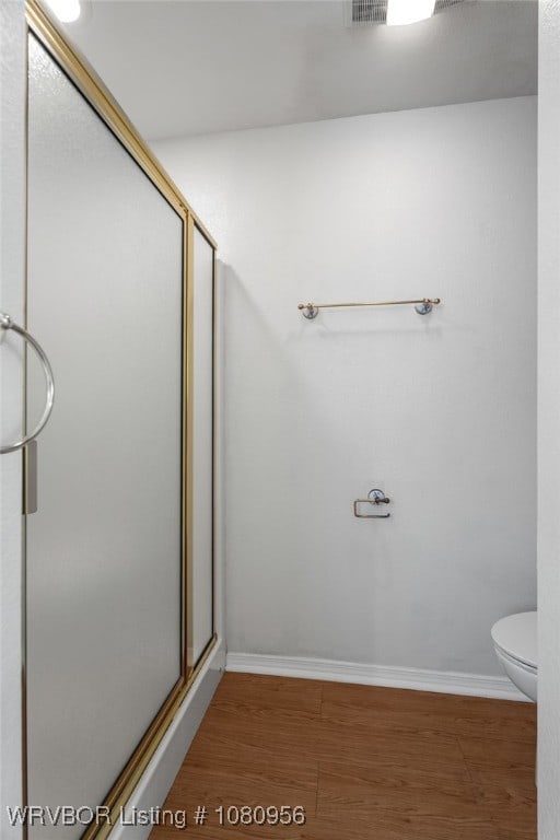 813 Melba Denton Ln, Sallisaw, OK 74955 - full bath featuring wood finished floors, a stall shower, baseboards, and toilet