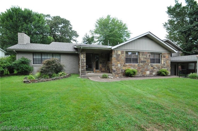 view of front of property featuring a front lawn