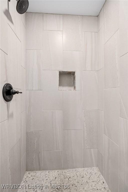 2325 Amy Ln, Van Buren, AR 72956 - bathroom featuring tiled shower