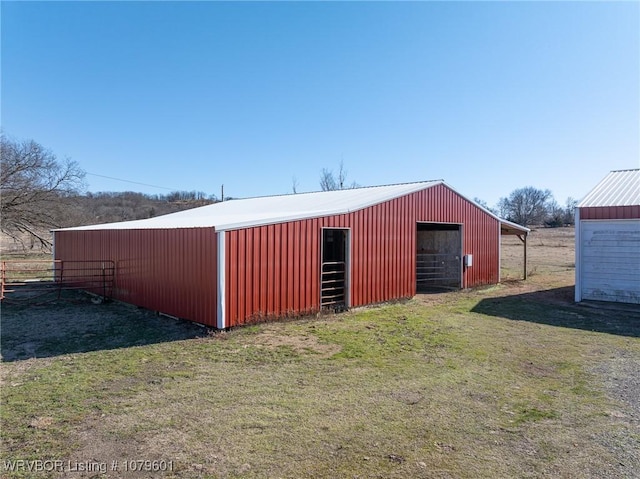 view of outdoor structure featuring an outbuilding