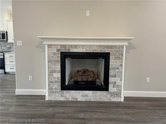 interior details featuring hardwood / wood-style flooring, backsplash, and stainless steel appliances