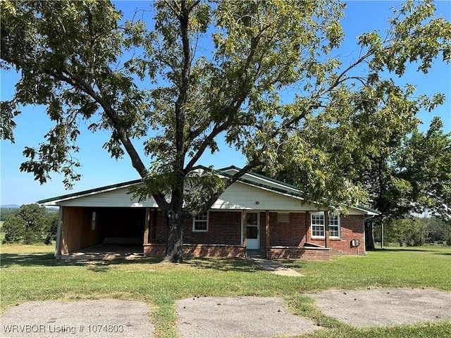 view of front of house with a carport and a front yard