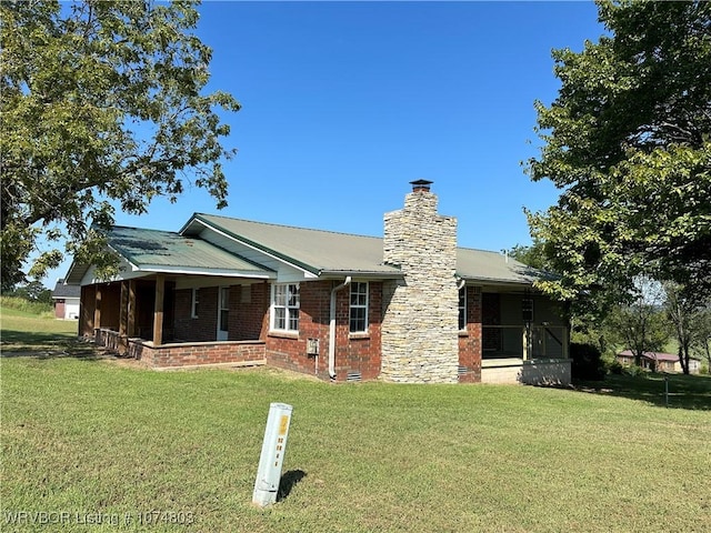 view of front of property with a front lawn