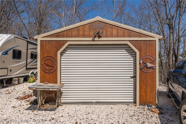 view of outdoor structure with an outbuilding