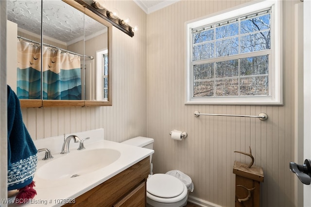 full bathroom featuring vanity, a shower with shower curtain, toilet, and crown molding