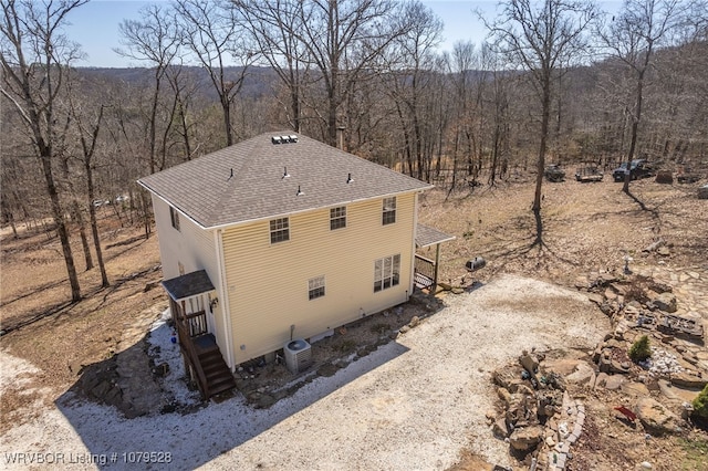 bird's eye view featuring a wooded view