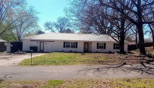 view of front of home with a front lawn