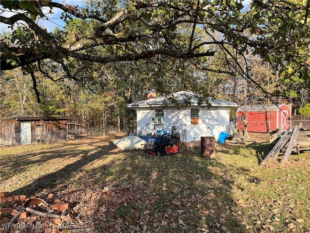 view of yard with a shed