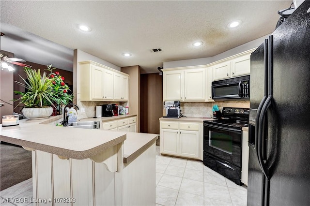 kitchen with sink, tasteful backsplash, kitchen peninsula, a kitchen bar, and black appliances