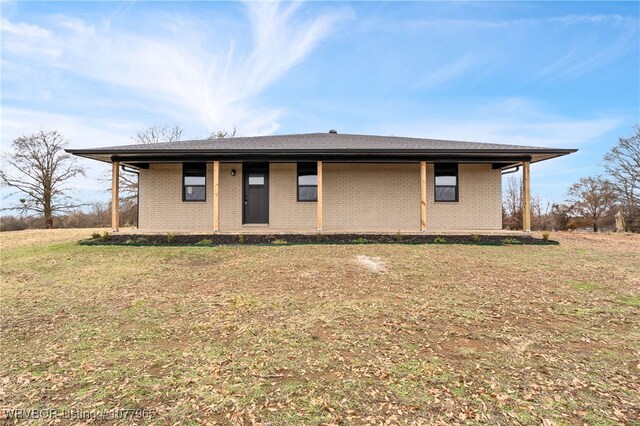 view of front of property with a front lawn