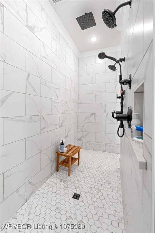 bathroom featuring tiled shower