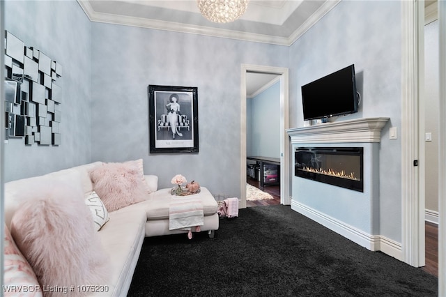 living room featuring carpet flooring, a notable chandelier, and ornamental molding