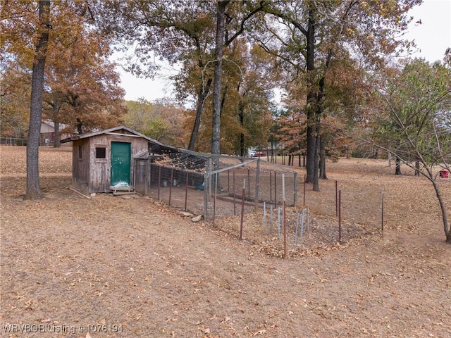 view of yard featuring an outbuilding