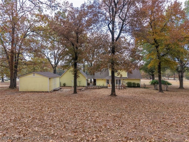 view of yard featuring a storage unit