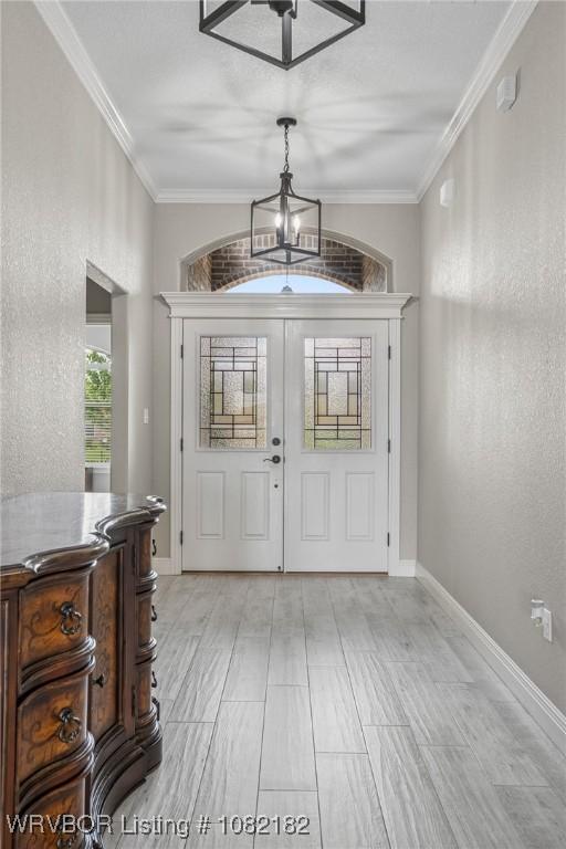 9505 Harmony Ridge Rd, Fort Smith, AR 72916 - entrance foyer featuring a chandelier, crown molding, and light wood finished floors