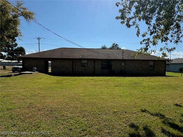 back of house featuring a yard