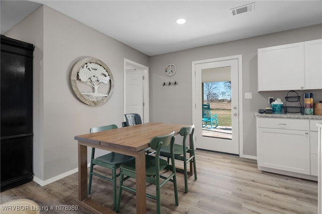 dining room with recessed lighting, baseboards, visible vents, and light wood finished floors