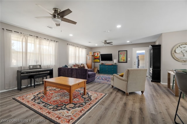 living area featuring ceiling fan, recessed lighting, visible vents, baseboards, and light wood-style floors