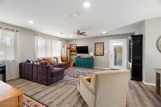 living area with light wood-style flooring, baseboards, ceiling fan, and recessed lighting