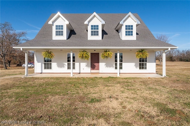 view of front of property featuring a front yard and a patio area