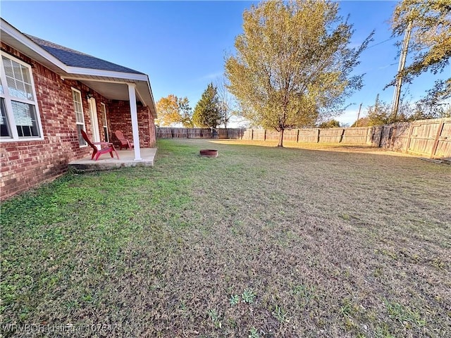 view of yard featuring a patio